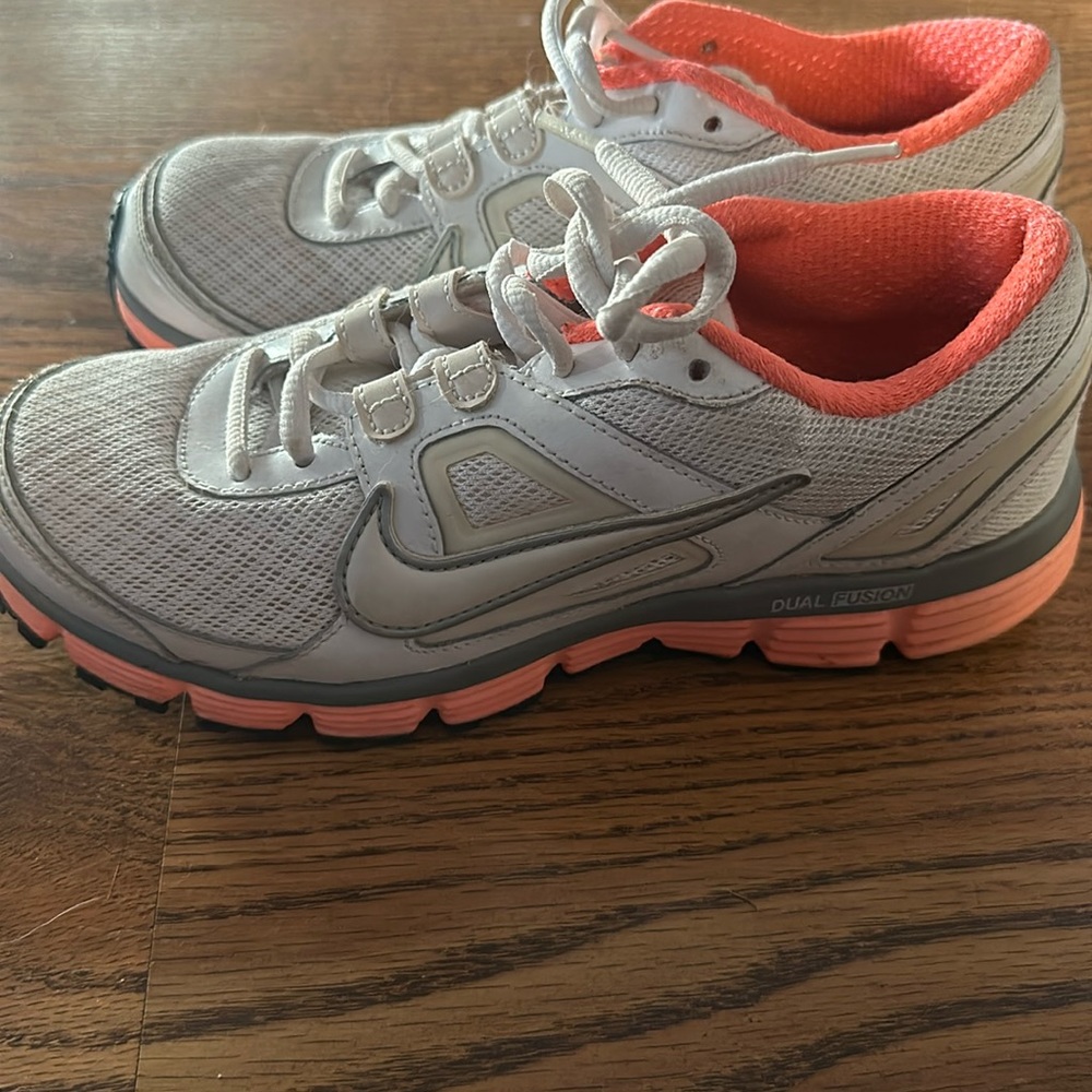 White and peach Nike dual fusion trainers size 6